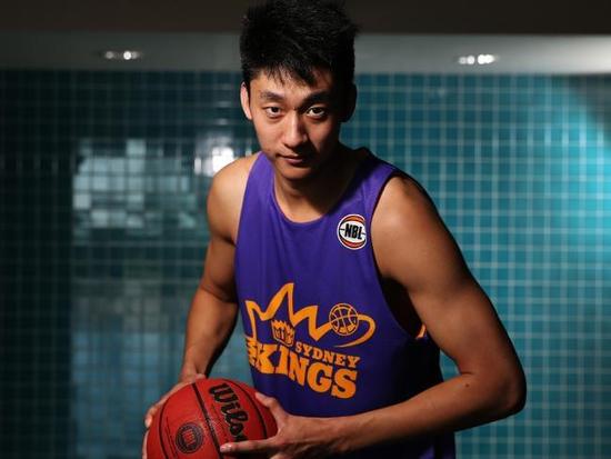 詹姆斯助攻斯玛特三分，湖人对阵太阳提速（湖人战太阳节奏加快，詹姆斯妙传斯玛特命中三分）