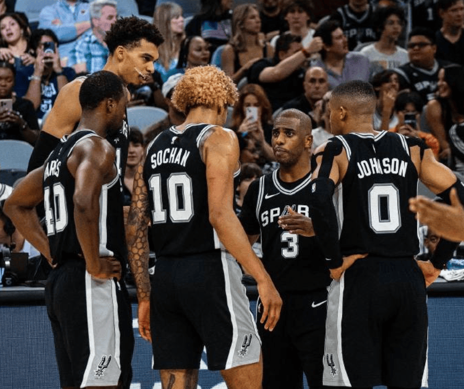 上海海港实现三连冠，申花亚军，梅州客队降级，亚冠表现不佳，山东泰山机会最大。（上海海港豪取三连冠，申花屈居亚军，梅州客队降级；亚冠低迷，山东泰山最有希望）