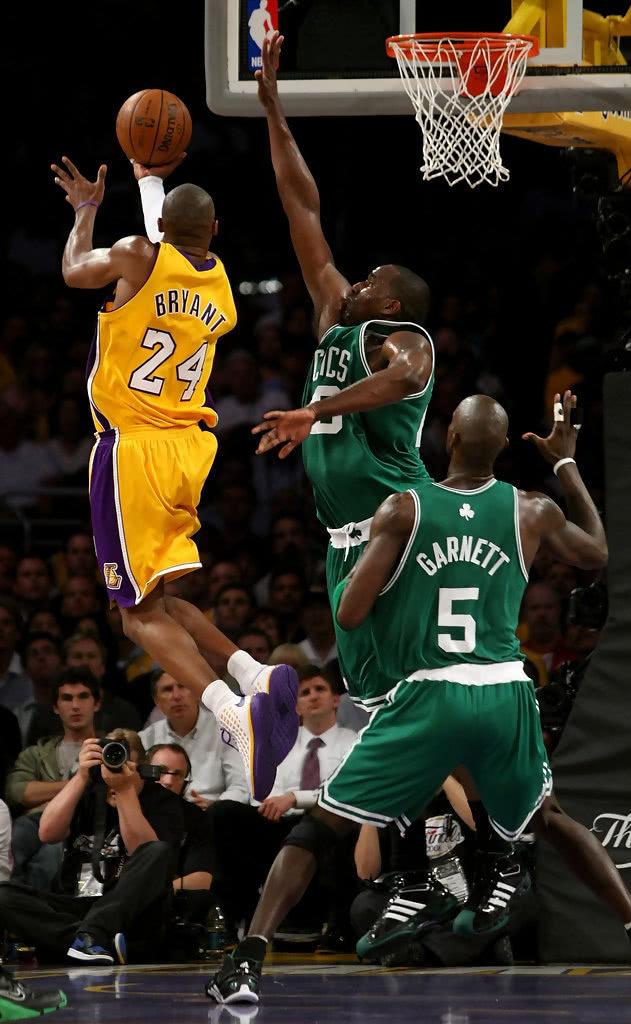 今年上海双雄争冠战启用外籍裁判，去年的主裁为傅明、李海新（今年上海双雄争冠对决将由外籍裁判执法，去年主哨为傅明、李海新）