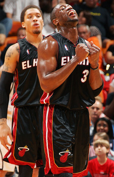 如何提升足球场上的无球跑动？（球场无球跑动提升指南）