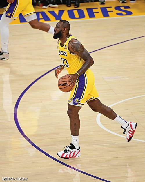 马克西表现不佳，本赛季得分首场不足20分（马克西状态低迷，本赛季首次得分未达20分）