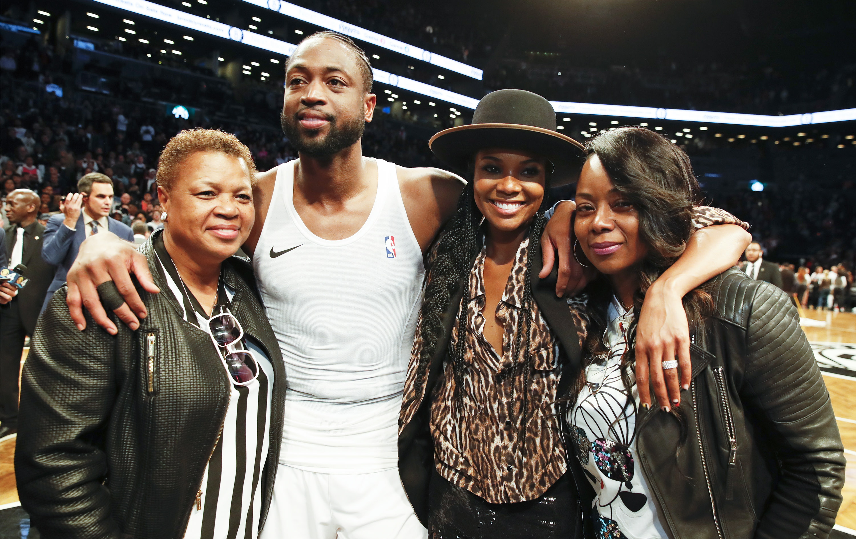 鹈鹕反击锡安连得5分追分 米切尔挺身而出打进还造犯规（鹈鹕反扑锡安连拿5分逼近比分 米切尔关键回应命中并造犯规）