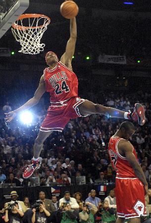 半场：莱比锡1-0斯图加特，沙博特自摆乌龙（半场战报：莱比锡暂1-0领先斯图加特，沙博特不慎自摆乌龙）