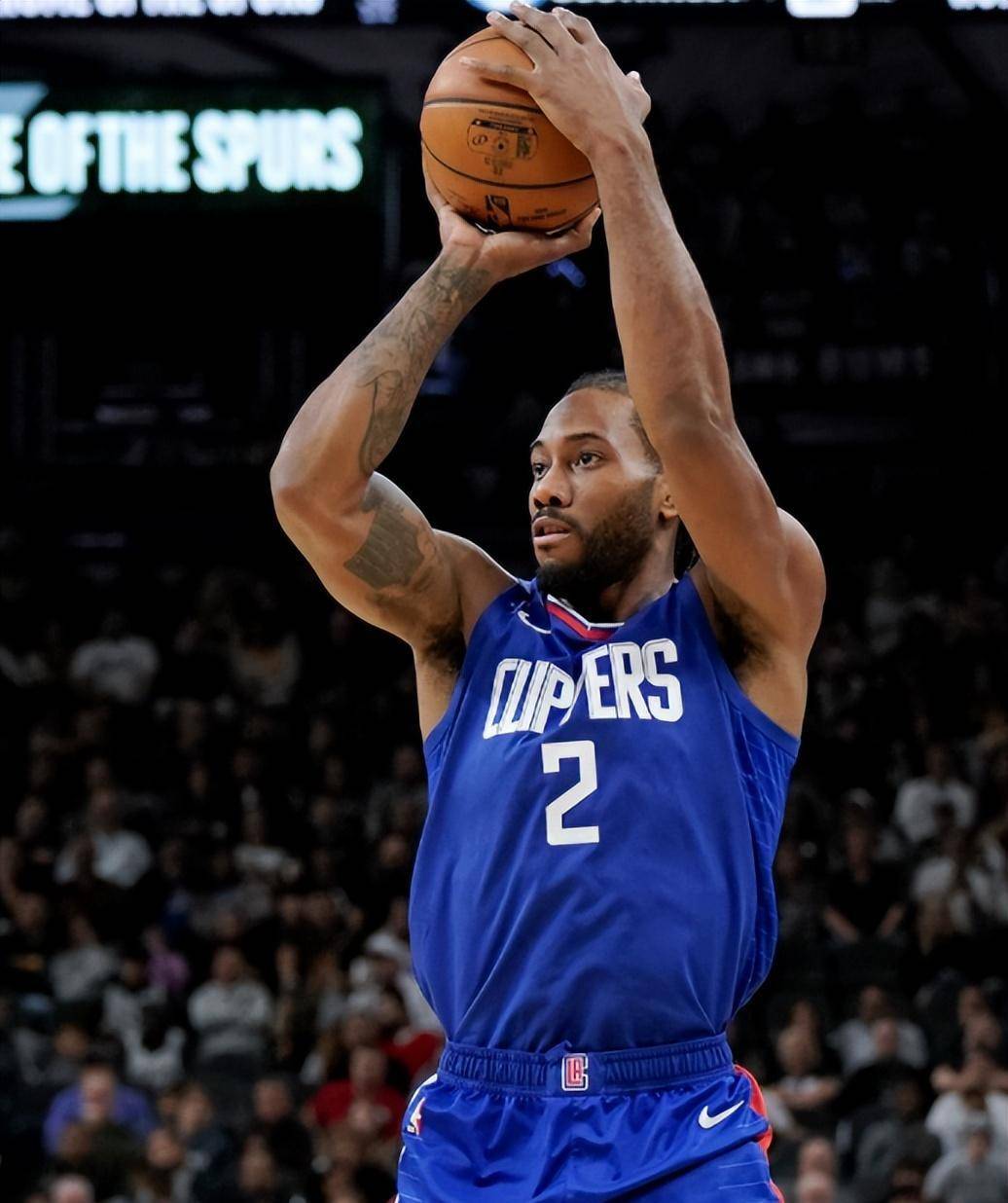 网友在梅西夜访诺坎普时偶遇他，梅西还向镜头打了招呼（梅西夜访诺坎普被网友偶遇，还向镜头打招呼）