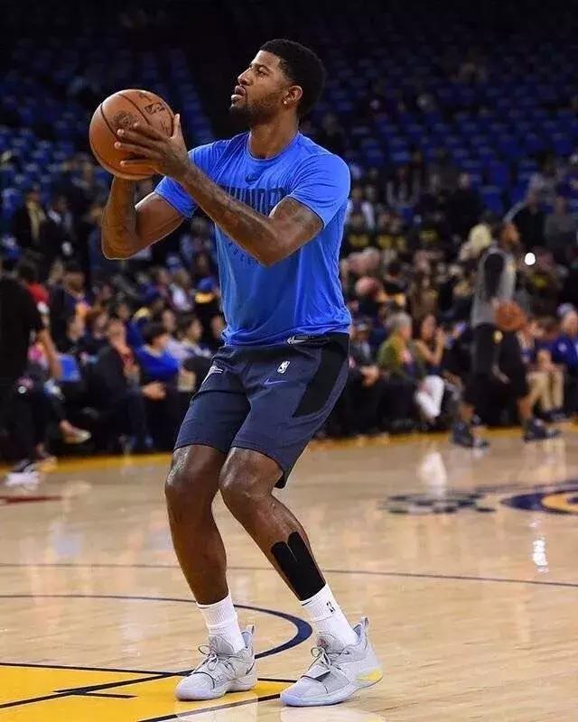 德尚在克莱枫丹问候球员：为卡马庆生、与坎特重逢（德尚抵达克莱枫丹慰问队员：为卡马庆生，重逢坎特）