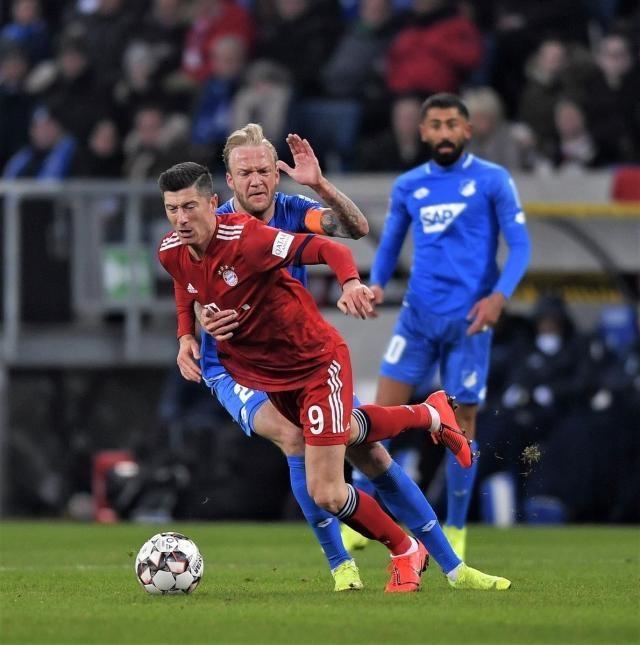 圣保利主帅调侃凯恩：去年他踢我们那脚射门，球现在还在飞吧（圣保利主帅打趣凯恩：去年的那脚射门，恐怕现在还没落地）