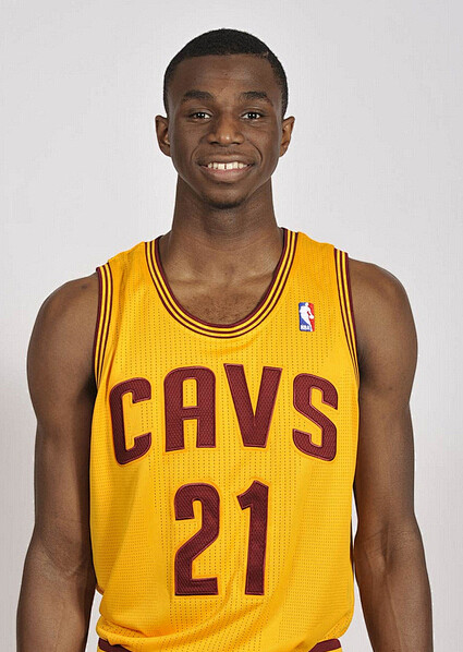 斯卡洛尼：要像没夺冠过那样争世界杯，梅西是否参赛他自己定（斯卡洛尼：以未曾夺冠的心态冲击世界杯，梅西是否出战由他自己决定）