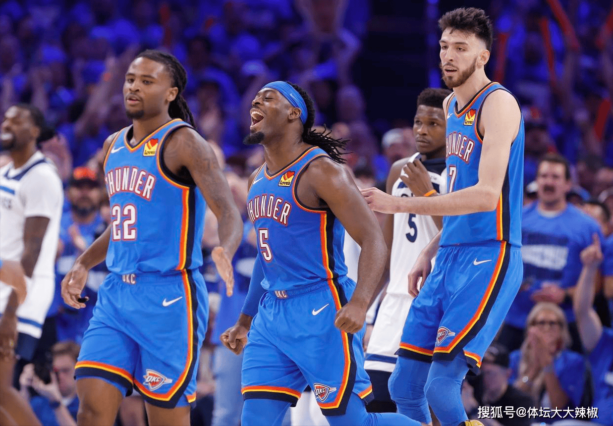 英超官方：经过VAR确认，萨利巴同巴里接触不足以判罚点球（英超官方：VAR复核后认定，萨利巴与巴里接触不构成点球）