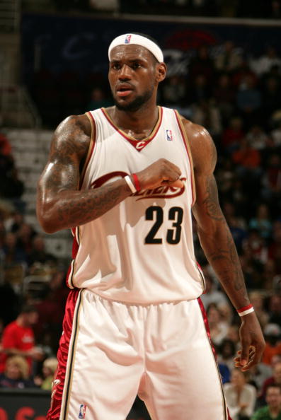 选择在伯纳乌领德国骑士十字勋章，克罗斯：皇马一直是我的家（克罗斯伯纳乌获颁德国骑士十字勋章：皇马始终是我的家）