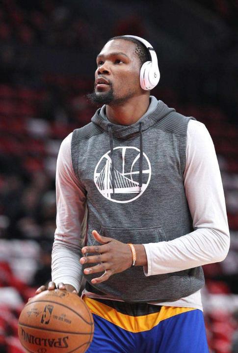 唐斯半场表现抢眼，7中4贡献10分9板（唐斯半场火力十足，7投4中砍下10分9篮板）