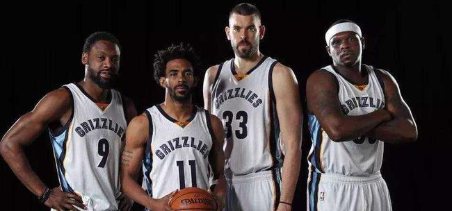 C罗被罚下后，爱尔兰一酒吧盛况：球迷鼓掌庆祝+击掌拥抱（C罗染红后，爱尔兰酒吧沸腾：球迷鼓掌欢呼、击掌相拥）