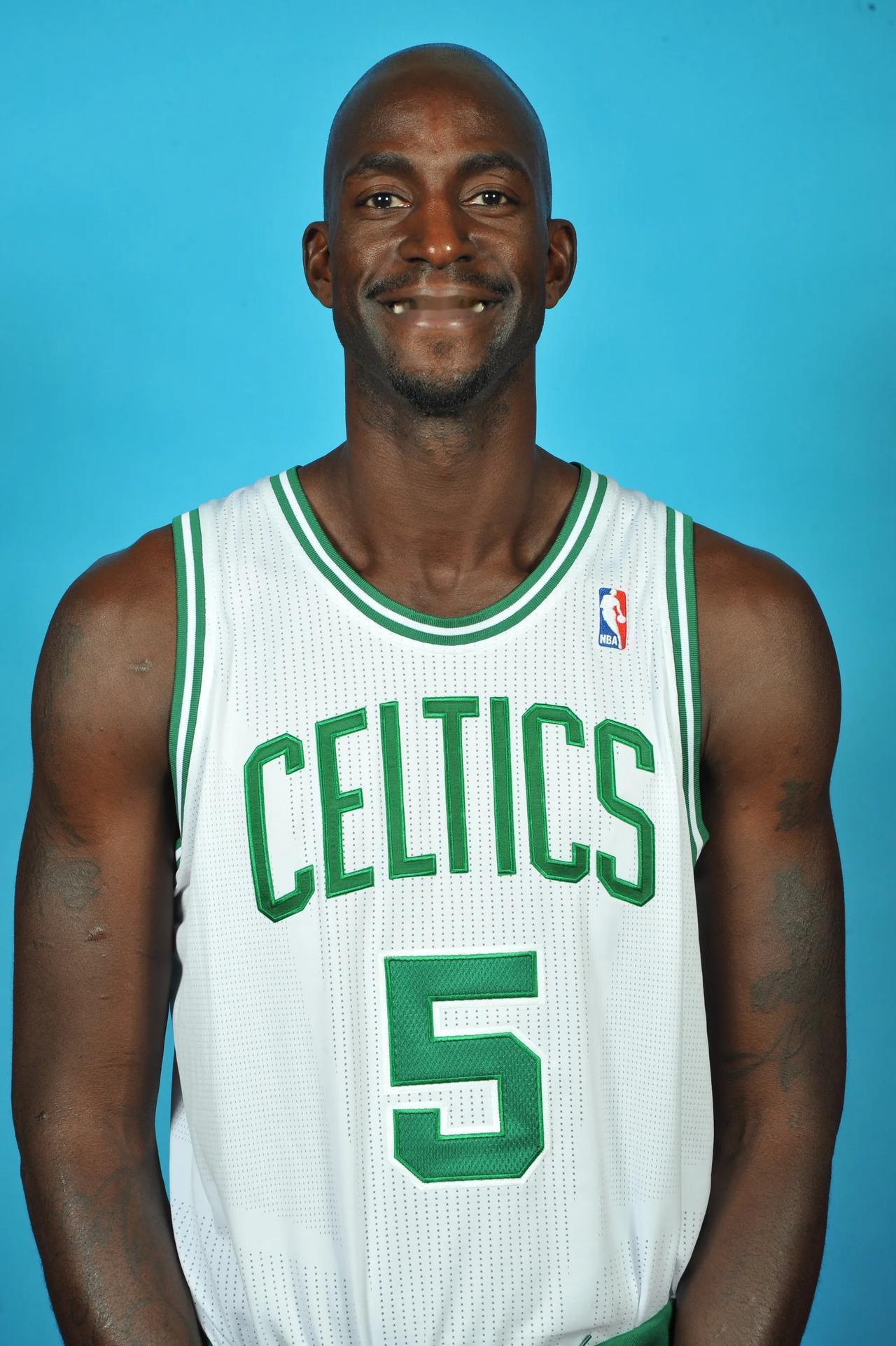 梅西抵达印度行第二站海得拉巴，现场球迷高呼梅西的名字（梅西抵达印度之旅第二站海得拉巴，现场球迷齐声高呼其名）